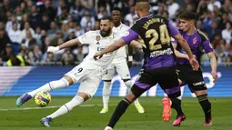 Tujuh menit kemudian tepatnya pada menit ke-29 Karim Benzema mencetak gol kedua bagi Real Madrid. (AP Photo/Pablo Garcia)
