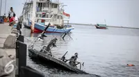 Kondisi bangkai Kapal Zahro Express di pelabuhan Muara Angke, Jakarta, Selasa (3/1). Komite Nasional Keselamatan Transportasi (KNKT) rencananya akan meneliti bangkai tersebut yang hingga kini belum diangkat dari laut. (Liputan6.com/Faizal Fanani)