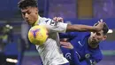 Gelandang Chelsea, Jorginho berebut bola dengan pemain Aston Villa, Ollie Watkins pada pertandingan lanjutan Liga Inggris di Stamford Bridge, London, Selasa (29/12/2020). Chelsea sementara berada di posisi 6 klasemen Liga Inggris. (John Walton/Pool via AP)