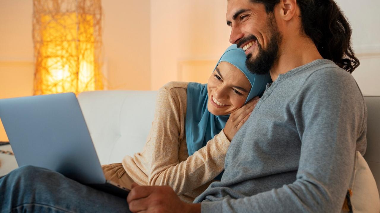 Pasangan Muslim Romantis