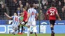 Proses terjadinya gol oleh gelandang Huddersfield Town, Aaron Mooy, ke gawang Manchester United pada laga Premier League di Stadion The John Smith's, Sabtu (21/10/2017). Huddersfield Town menang 2-1 atas Manchester United. (AP/Nigel French)