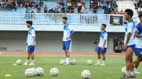 Latihan perdana PSIM Yogyakarta jelang Liga 2 2024/2025 di Stadion Mandala Krida, Yogyakarta. (Bola.com/Ana Dewi)