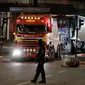 Petugas keamanan setempat berjaga di dekat truk yang menabrak kerumunan orang di Jalan Drottninggatan, pusat kota Stockholm, Swedia (8/4). (AP Photo / Markus Schreiber)