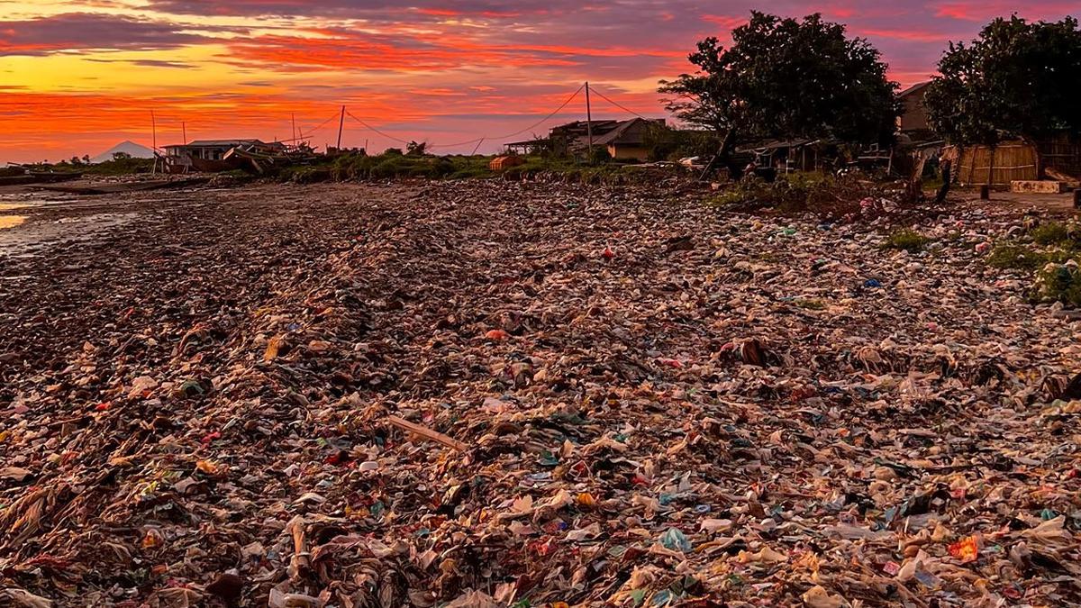Pantai Teluk Labuan Pandeglang Banten yang Pernah Viral Dibersihkan Pandawara Tetap Kotor Setahun Kemudian