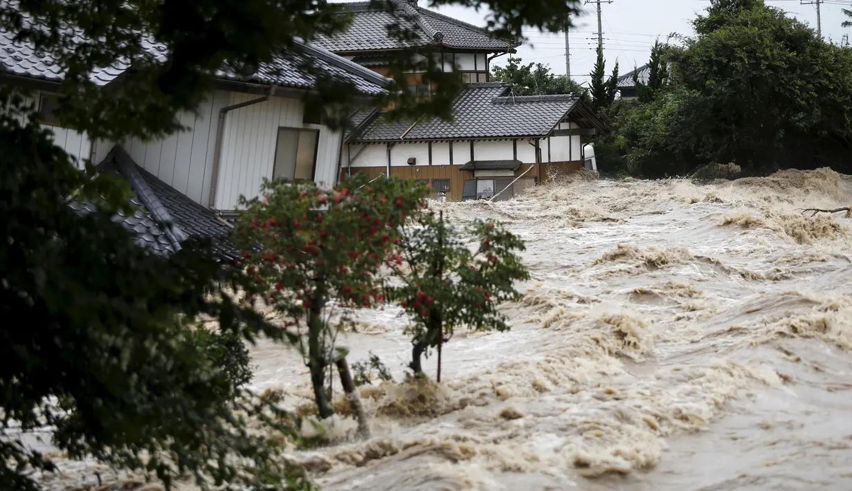 Sebuah rumah tampak diterjang banjir akibat luapan Sungai Kinugawa di Joso, prefektur Ibaraki, Jepang, Kamis (10/9). Satu orang hilang dan lebih dari 90 ribu warga diperintahkan untuk mengungsi. (REUTERS/Issei Kato)