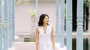 Dalam liburannya ke Bali, Maudy sempat mengabadikan sebuah pemotretan yang mencuri perhatian. Tampil dengan dress putih panjang, gayanya pun tampil memesona. Terlihat ia pun semakin anggun dengan balutan dress dengan warna yang netral. (Liputan6.com/IG/@maudyayunda)