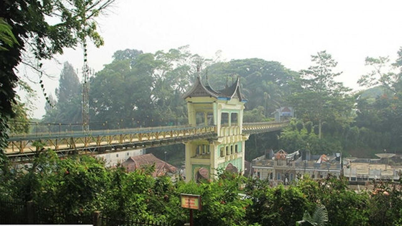 Jembatan Limpapeh, tempat favorit wisata di Bukittinggi