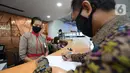 Teller melayani nasabah untuk bertransaksi di Kantor Bank BTN Cabang Harmoni, Jakarta, Kamis (17/6/2021). Bank BTN mendapatkan kepercayaan pemerintah untuk menempatkan kembali dana PEN ke perseroan sebesar Rp10 triliun yang sudah memasuki periode keempat. (Liputan6.com/HO/BTN)