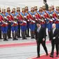 Presiden Rusia Vladimir Putin bersama dengan&nbsp;Presiden Mongolia Ukhnaagiin Khurelsukh pada hari Selasa (3/9/2024) di Lapangan Genghis Khan, yang juga dikenal sebagai Lapangan Sukhbaatar. (Dok. Sofia Sandurskaya, Sputnik, Kremlin Pool via AP)