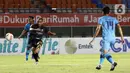 Pemain Madura United, Bruno Da Silva Lopes menendang bola ke gawang Persela Lamongan yang membuahkan gol dalam pertandingan babak penyisihan Grup C Piala Menpora 2021 di Stadion Si Jalak Harupat, Bandung, Kamis (1/4/2021). Pertandingan berakhir dengan skor 1-1. (Bola.com/Ikhwan Yanuar)