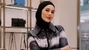 <p>Tampilan edgy Paula dalam balutan hijab. Ia memadukan leather jacket hitam-putihnya dengan atasan, bawahan, dan hijab warna hitam senada. Penampilannya makin chic dengan tabby bag Coach dan sepatu boots. [@paula_verhoeven].</p>