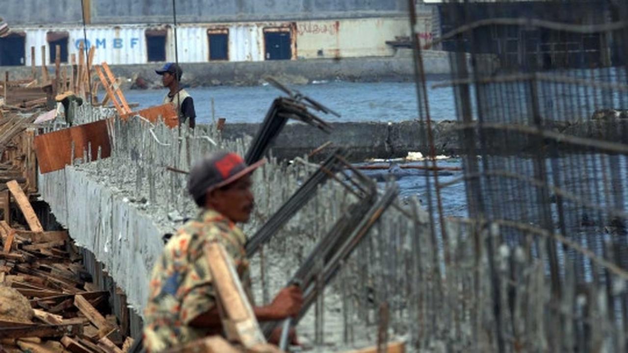 Memantau perkembangan proyek tanggul di Pantai Muara Baru