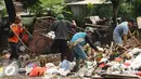Pekerja melakukan proses bongkar di Tempat Pembuangan Sampah Sementara Kalibata, Jakarta, Senin (4/1/2016). Rencananya, petugas pengangkut sampah juga akan dilengkapi dengan fasilitas pendukung kerja. (Liputan6.com/Helmi Fithriansyah)