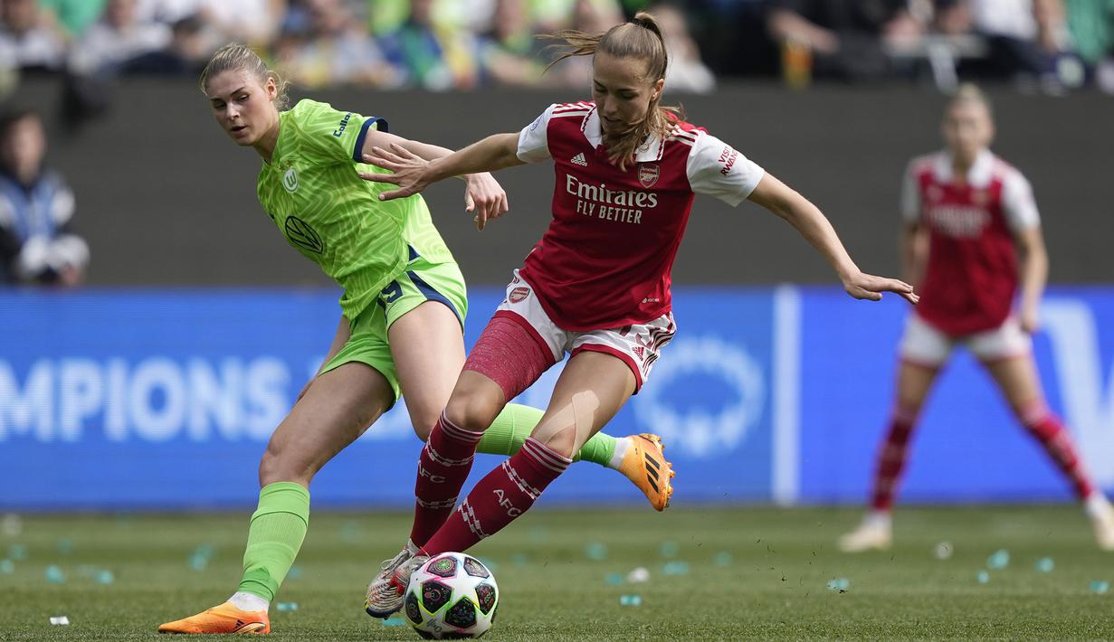 Pemain Arsenal, Lia Walti (kanan) berebut bola dengan pemain Wolfsburg, Jule Brand pada laga leg pertama semifinal Liga Champions Wanita 2022/2023 di Volkswagen Arena, Wolfsburg, Jerman, Minggu (23/04/2023). Laga berakhir dengan skor 2-2. (AP Photo/Martin Meissner)
