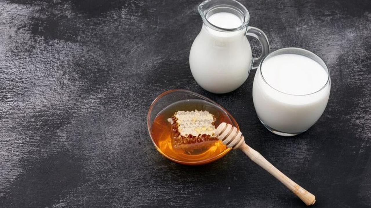 2. Susu Hangat dengan Madu: Kombinasi Manis untuk Tidur Cepat