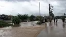 Warga berjalan melewati banjir di kota Ba, wilayah barat Fiji, Rabu (6/4). Momen kedatangan badai tropis kategori tiga, Zena itu didahului dengan hujan deras. (NAZIAH ALI/MAI LIFE MAGAZINE /AFP)