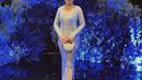 Pada potret ini, Prilly Latuconsina tampil cantik dengan kebaya. Ia mengenakan kebaya kutubatu berwarna biru pastel yang dipadukan dengan rok kain berpotongan medium di bagian kaki.(instagram/prillylatuconsina96)