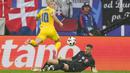Kiper Timnas Slovakia, Martin Dubravka berhasil memotong umpan yang dilepaskan striker Timnas Ukraina, Mykhailo Mudryk pada laga matchday kedua Grup E Euro 2024 di Merkur Spiel-Arena, Dusseldorf, Jerman, Jumat (21/6/2024). (AP Photo/Andreea Alexandru)
