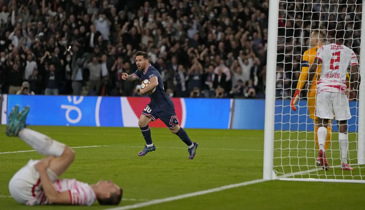 Pemain Paris Saint-Germain Lionel Messi melakukan selebrasi usai mencetak gol ke gawang RB Leipzig pada pertandingan sepak bola Grup A Liga Champions di Stadion Parc des Princes, Paris, Prancis, Selasa (19/10/2021). Paris Saint-Germain (PSG) menang 3-2. (AP Photo/Francois Mori)