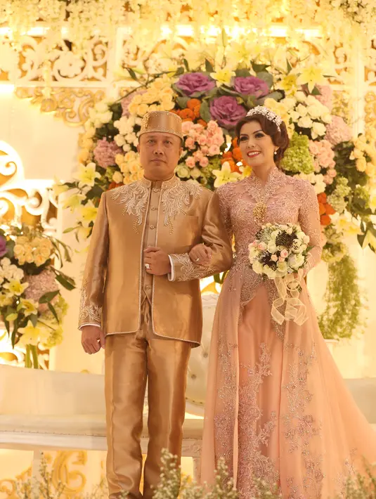 Winny Charita yang telah menikah dengan  Kapolda Kalimantan Selatan Brigjen Polisi Agung Budi Maryoto pada 21 November 2015 silam kini melangsungkan resepsi pernikahan mereka yang indah. (Andy Masela/Bintang.com)