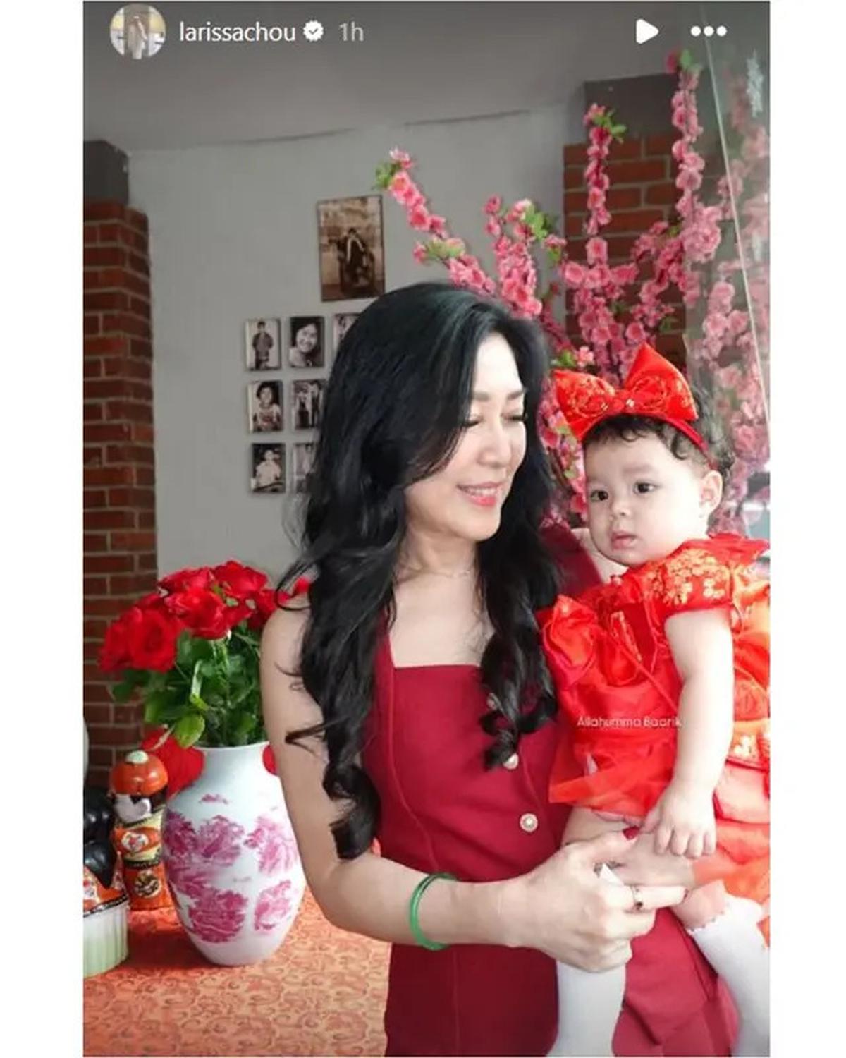 6 Potret Larissa Chou Rayakan Imlek Bareng Keluarga, Anaknya Senang Dapat Angpao