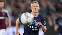 Oleksandr Zinchenko. Gelandang serang yang telah memperkuat Manchester City dalam 6 musim ini baru bermain selama 56 menit di Liga Inggris musim ini. Ia hanya bermain dua kali sebagai pemain pengganti saat menghadapi Tottenham Hotspur di laga pembuka dan Arsenal di pekan ketiga. (AFP/Glyn Kirk)