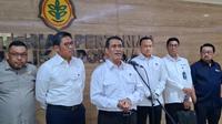 Menteri Pertanian Andi Amran Sulaiman resmi mencabut izin usaha 2.039 kios pupuk bersubsidi. Pernyataan ini diungkap di Kantor Kementerian Pertanian, Jakarta, Senin (13/10/2025). (Liputan6.com/Arief)