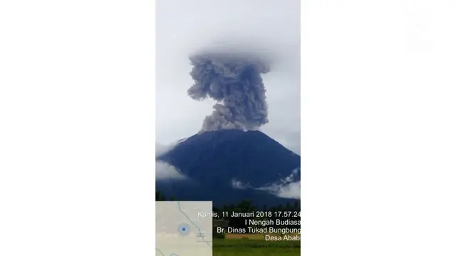 Gunung Agung kembali erupsi mengeluarkan asap berwarna kelabu kehitaman dengan intensitas tebal bertekanan sedang. Ketinggian kolom 2,5 kilometer dari puncak kawah pukul 17.54 Wita (11/1).