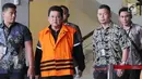 Wali Kota Pasuruan Setiyono usai menjalani pemeriksaan penyidik KPK di Gedung KPK, Jakarta, Jumat (5/10). Setiyono memakai rompi tahanan usai menjalani pemeriksaan 1x24 jam pascaterjaring Operasi Tangkap Tangan (OTT). (Merdeka.com/Dwi Narwoko)