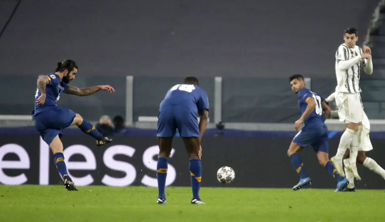 Pemain Porto Sergio Oliveira (kiri) mencetak gol ke gawang Juventus pada pertandingan leg kedua babak 16 besar Liga Champions di Turin, Italia, Selasa (9 /3/2021). Juventus menang 3-2, namun harus tersingkir dari Liga Champions. (AP Photo/Luca Bruno)