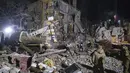 Suasana sebuah gedung apartemen yang hancur usai serangan roket rusia di Kramatorsk, Ukraina, pada Kamis, 2 Februari 2023. Informasi ini disampaikan Gubernur Regional, Pavlo Kyrylenko dalam Telegram. Dia menjelaskan, serangan itu terjadi padaRabu (1/2/2023) malam. (AP Photo/Yevgen Honcharenko)