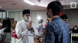 Tokoh inspirator entrepreneur Sandiaga Uno menyerahkan beasiswa KAHMIPreneur kepada pelajar dan mahasiswa terdampak Covid-19 di Jakarta, Kamis (14/5/2020). Beasiswa diberikan dengan kriteria memiliki jiwa wirausaha, prestasi akademik yang berasal dari zona merah. (Liputan6.com/HO/Bon)