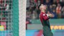 Ekspresi kecewa pemain Portugal, Cristiano Ronaldo, setelah gagal mencetak gol ke gawang Islandia pada Kualifikasi Euro 2024 di Stadion Alvalade, Senin (20/11/2023). (AP Photo/Armando Franca)