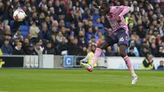Gelandang Everton, Abdoulaye Doucoure saat mencetak gol ke gawang Brighton and Hove Albion selama pertandingan lanjutan Liga Inggris di AMEX, di Brighton, Inggris, Senin, 8 Mei 2023. (Adam Davy/PA via AP)