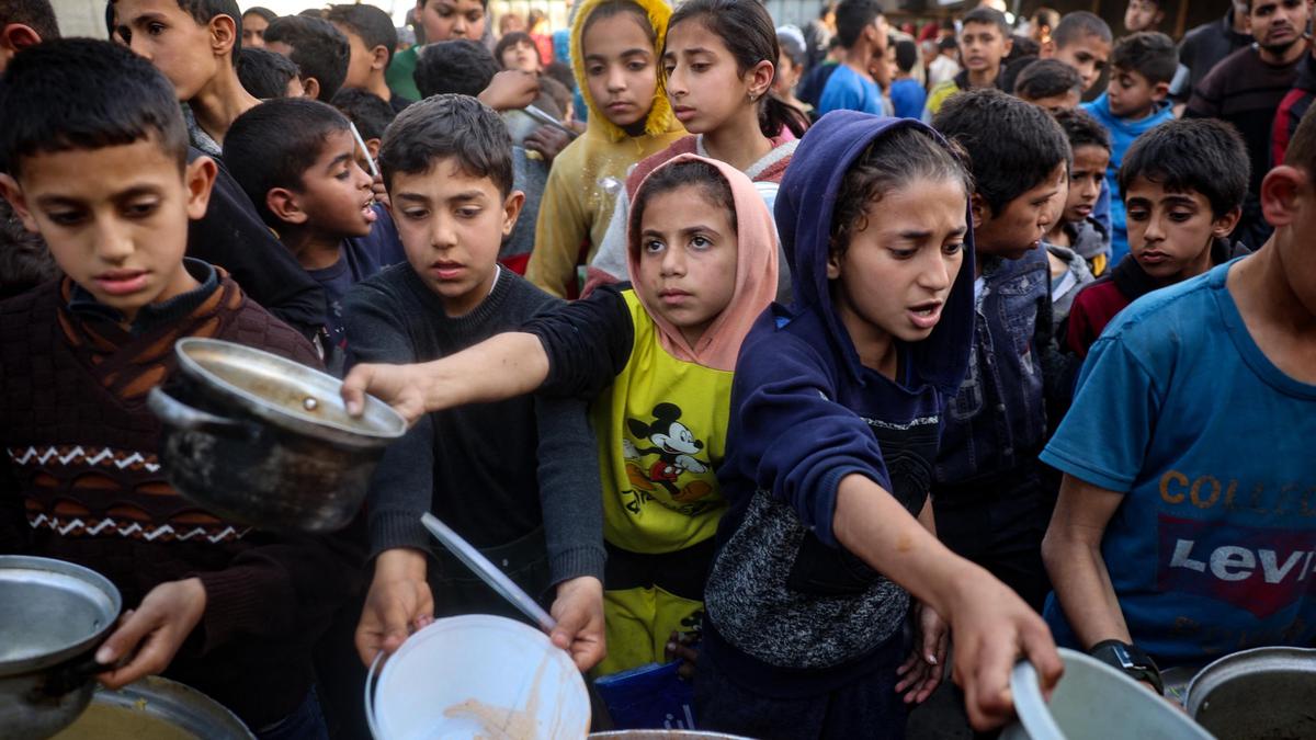 Potret Anak-anak di Kamp Nuseirat Gaza Berebut Pembagian Makanan untuk Berbuka Puasa