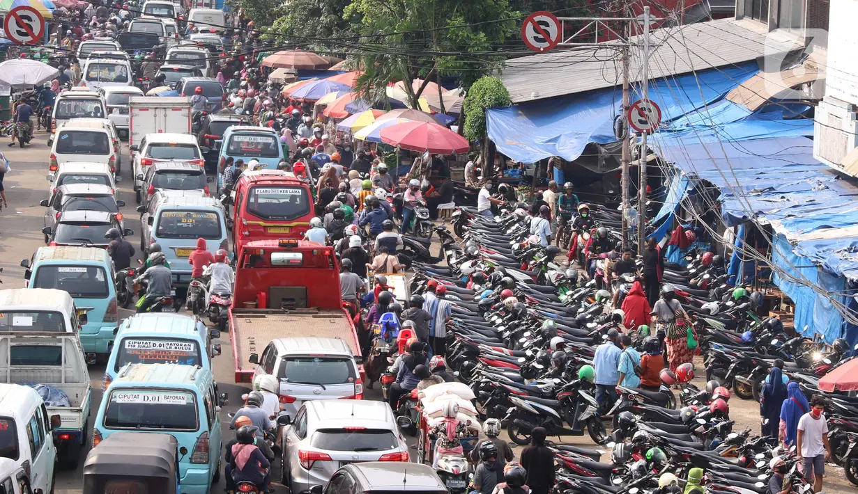 Suasana kendaraan yang terjebak kemacetan di Pasar Kebayoran Lama, Jakarta, Jumat (22/5/2020). Meski DKI Jakarta tengah memberlakukan PSBB, masih banyak masyarakt yang menyerbu Pasar Kebayoran Lama untuk berbelanja kebutuhan Lebaran. (Liputan6.con/Angga Yuniar)