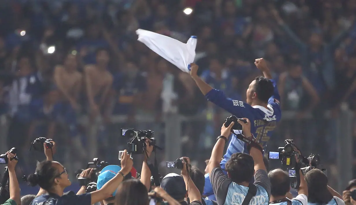 Ekspresi Firman Utina saat merayakan kemenangan Persib atas Sriwijaya FC 2-0 dalam Final Piala Presiden 2015 di Stadion Utama Gelora Bung Karno, Jakarta, Minggu (18/10/2015). (Bola.com/Nicklas Hanoatubun)