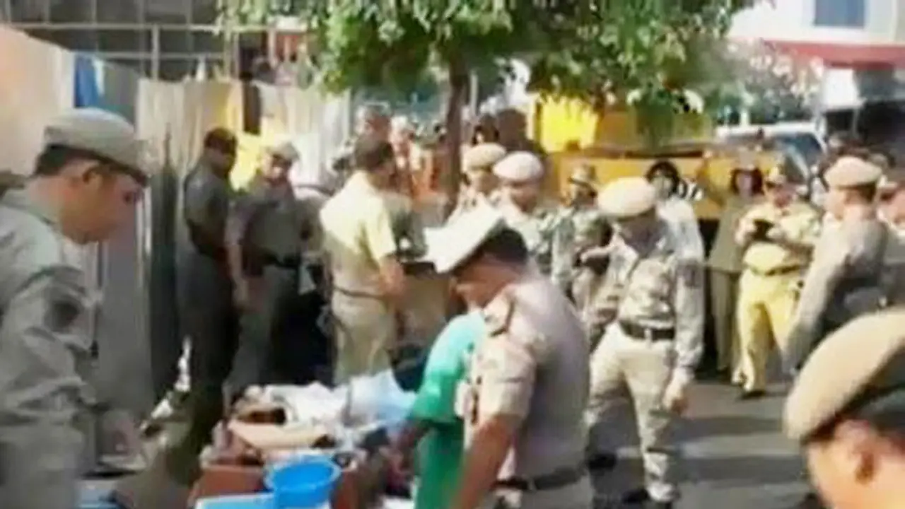 Razia PKL Pasar Senen Diwarnai Penolakan Pedagang