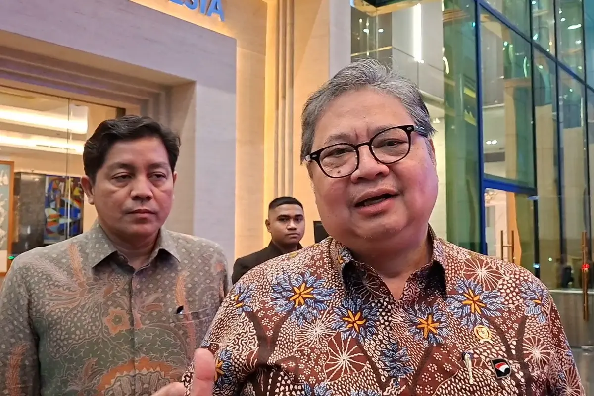Menteri Koordinator Bidang Perekonomian, Airlangga Hartarto usai Rapat Dewan Pengawas Danantara, di Wisma Danantara, Jakarta, Jumat (5/12/2025). (Liputan6.com/Arief)