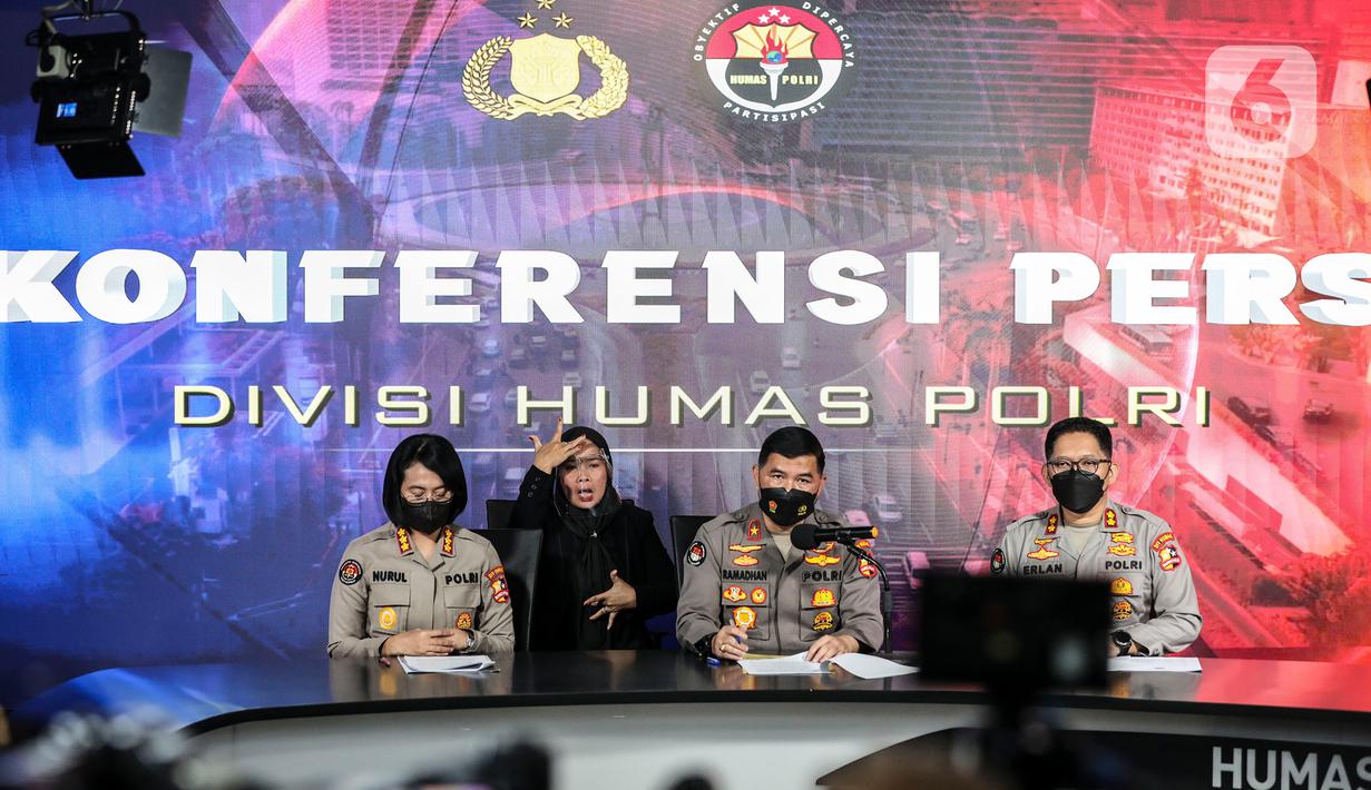 Suasana konerensi pers Badan Reserse Kriminal (Bareskrim) Polri terkait perkembangan terbaru penyidikan kasus penyelewengan dana kemanusiaan lembaga Aksi Cepat Tanggap (ACT) di Gedung Humas Polri, Jakarta Selatan, Senin (25/7/2022). Polisi menetapkan empat orang sebagai tersangka kasus ACT, dua di antaranya adalah mantan Presiden ACT Ahyudin dan Presiden ACT Ibnu Khajar. (Liputan6.com/JohanTallo)