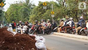 Pengendara sepeda motor memutar balik dan melawan arah di kawasan Lenteng Agung, Jakarta Selatan, Rabu (9/1/2019). Aksi nekat pengendara berpotensi menyebabkan kemacetan serta kecelakaan. (Liputan6.com/Immanuel Antonius)
