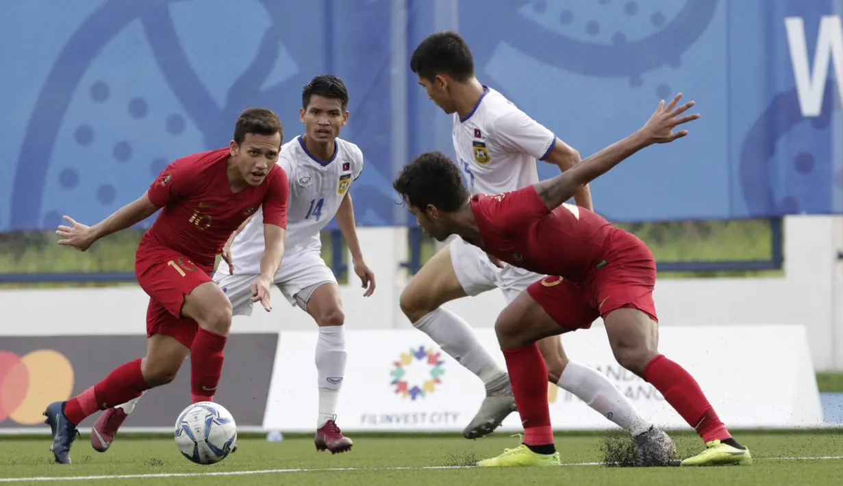 Gelandang Timnas Indonesia U-22, Egy Maulana, mengirim umpan saat melawan Laos U-22 pada laga SEA Games 2019 di Stadion City of Imus Grandstand, Manila, Kamis (5/12). Indonesia menang 4-0 atas Laos. (Bola.com/M Iqbal Ichsan)