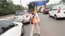 Petugas menawarkan kartu transaksi tol non tunai kepada pengendara di gerbang tol Pejompongan, Jakarta, Jumat (15/9). Hal tersebut dilakukan agar transaksi penggunaan jalan tol lebih cepat dan tidak terlalu antre. (Liputan6.com/Angga Yuniar)