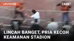 Aksi nekat dan nyeleneh dipertontonkan seorang pria di stadion. Hendak menerobos masuk ke lapangan, ia mengecoh petugas keamanan. Aksinya yang lincah buat suporter di tribun bersorak.