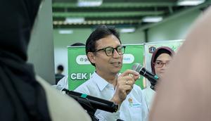Menkes Budi Gunadi Sadikin saat meninjau Cek Kesehatan Gratis pada para driver ojol di Kantor Gojek. (Foto: Liputan6.com/ Ade Nasihudin)