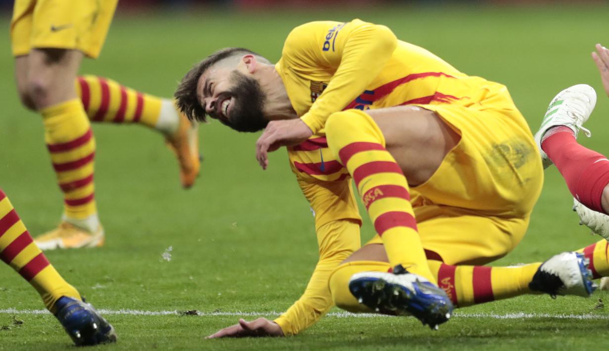 Nasib sial menimpa Barcelona. Tidak hanya menelan kekalahan dari Atletico Madrid, Barca juga harus kehilangan Gerard Pique untuk sementara waktu karena cedera.(AP/Bernat Armangue)