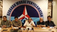 Politisi senior Partai Demokrat (PD) Max Sopacua (tengah) didampingi politisi-politisi senior PD lainnya yang tergabung dalam Gerakan Moral Penyelamatan Partai Demokrat (GMPPD) memberikan keterangan pers terkait koalisi Partai Demokrat di Jakarta Pusat, Kamis (13/6/2019). (Liputan6.com/Johan Tallo)