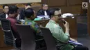 Menpora Imam Nahrawi (kanan) menjawab pertanyaan saat menjadi saksi sidang lanjutan suap dana hibah untuk KONI dengan terdakwa Deputi IV Bidang Peningkatan Prestasi Kemenpora, Mulyana serta Adhi Purnomo dan Eko Triyanta di Pengadilan Tipikor, Jakarta, Kamis (4/7). (Liputan6.com/Helmi Fithriansyah)