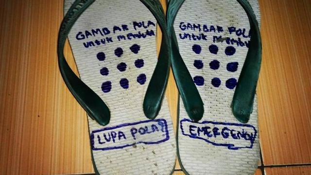 Tulisan Lucu di Sandal Jepit Ini Bikin Ketawa Cekikikan