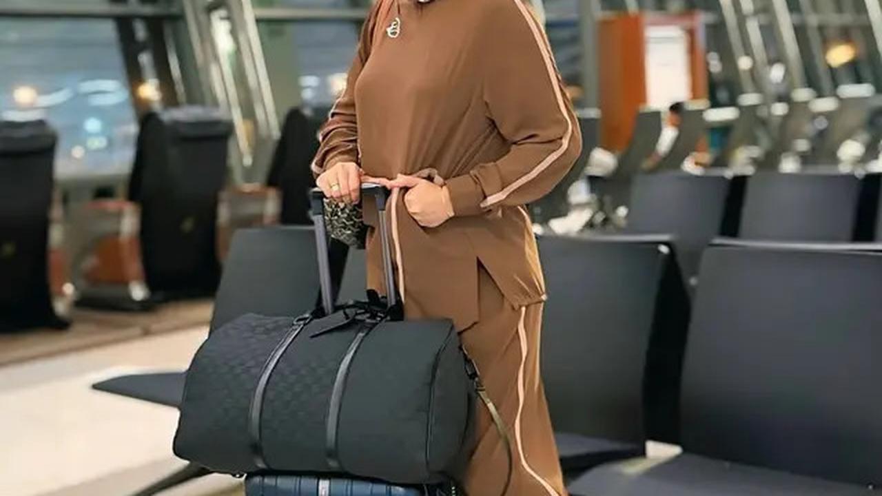 5 Gaya Angelina Sondakh saat di Bandara, Feminin dan Profesional
